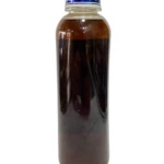 Botella de vidrio con gel corporal de chocolate, líquido marrón oscuro, tapa azul con etiqueta circular.