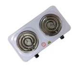 Fogón eléctrico blanco con dos quemadores de espiral metálica, controles laterales y etiquetas de advertencia visibles.
