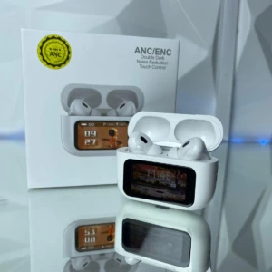 Auriculares inalámbricos blancos con estuche LED integrado, mostrando hora y batería. Caja de venta al lado con sello ANC.