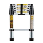 Escalera telescópica de aluminio con seis peldaños reforzados, plegada y mostrada frontalmente sobre fondo blanco.