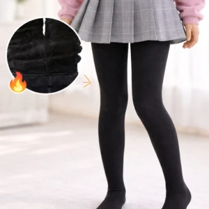 Niña usando medias térmicas negras afelpadas con inserto interior visible; modelo con falda plisada gris y suéter rosa.