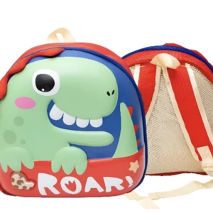 Mochila infantil rígida con dinosaurio verde 3D y palabra ROAR en rojo, con detalles en azul y cremas, ideal para escolares.