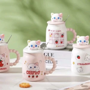 Cuatro tazas mug de cerámica rosa y blanca con gatitos 3D en la tapa, diseño de fresas y texto 'Strawberry' o 'Kitty', con asas enrolladas y cucharas incluidas.