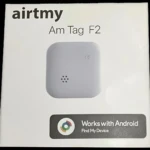 Localizador GPS Airtmy Am Tag F2 en caja blanca, dispositivo cuadrado gris claro con logotipo de Android Find My Device visible.