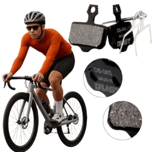 Ciclista en acción con set de dos pastillas de freno resina SRAM Avid, modelo DS-06S, color negro con textura granulada visible.