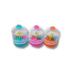 Tres pajarraros repetidores de juguete en jaulas blancas con base azul, rosa y naranja, diseñados para estimular el lenguaje infantil.