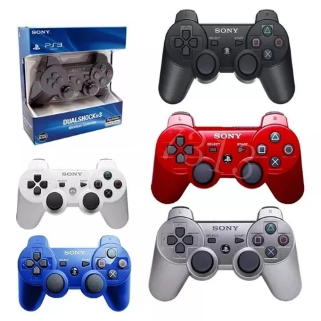 Control inalámbrico DualShock 3 para PlayStation 3 en colores negro, rojo, blanco, azul y plateado, mostrado junto a su empaque original.