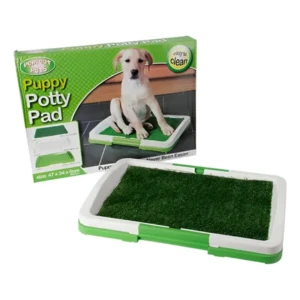 Tapete de entrenamiento para mascotas con hierba sintética verde, marco blanco y base plegable; caja muestra perro sentado sobre el producto.