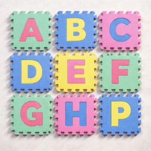 Tapete didáctico de letras EVA en nueve piezas interconectadas, con colores pastel y letras mayúsculas A a P, ideal para gatear y aprender.
