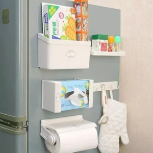 Dispensador magnético blanco de cinco funciones para nevera, con organizadores para papel higiénico, especias, envases y guantes de cocina.