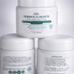 Set de dos frascos blancos de 100 ml de gel dermocalmante para piel expuesta, con tapa rosada y etiquetas que detallan beneficios y composición.