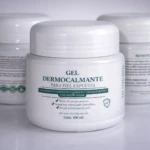 Set de dos frascos blancos de Gel Dermocalmante para piel expuesta, 100 ml cada uno, con etiquetas que detallan beneficios y uso tras exposición solar o depilación.