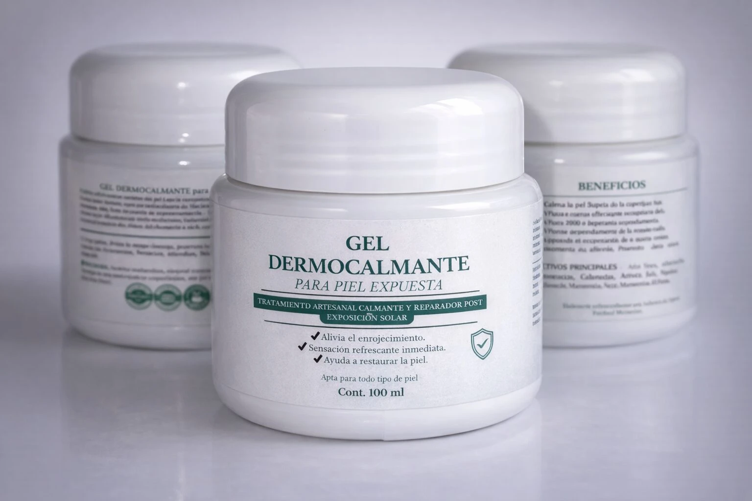 Set de dos frascos blancos de Gel Dermocalmante para piel expuesta, 100 ml cada uno, con etiquetas que detallan beneficios y uso tras exposición solar o depilación.