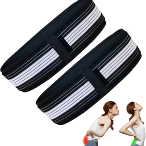 Dos cinturones de soporte lumbar negros con franjas blancas, mostrando dos modelos en uso para alivio de dolor de espalda.