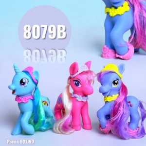 Set de tres figuras de pony en colores azul, rosa y morado con accesorios como collares y diademas, ideales para juego creativo infantil.