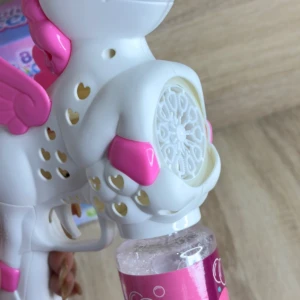 Burbujero automático Unicornio Caballero - Crea lluvia de burbujas mágicas para fiestas infantiles