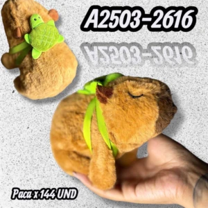 Capibara de peluche marrón con tortuga verde en la espalda, mostrando detalles de textura y accesorios.