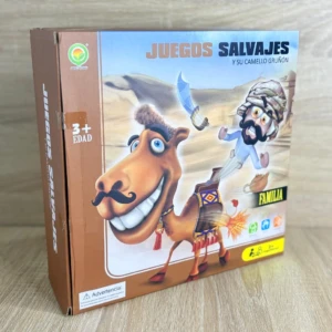 Caja de juego de mesa familiar con figura de camello animado, de personaje con turbante y sable, diseño colorido, recomendación para 3+ años.
