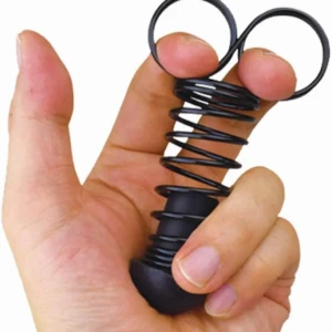 Resorte para dedos negro con dos anillos, mostrando variante de uso en mano derecha para entrenamiento de agarre.