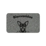 Tapete de entrada rectangular en tono gris con textura granulada, muestra un perro de orejas erguidas y lengua afuera, acompañado del texto “Bienvenidos” en la parte superior.