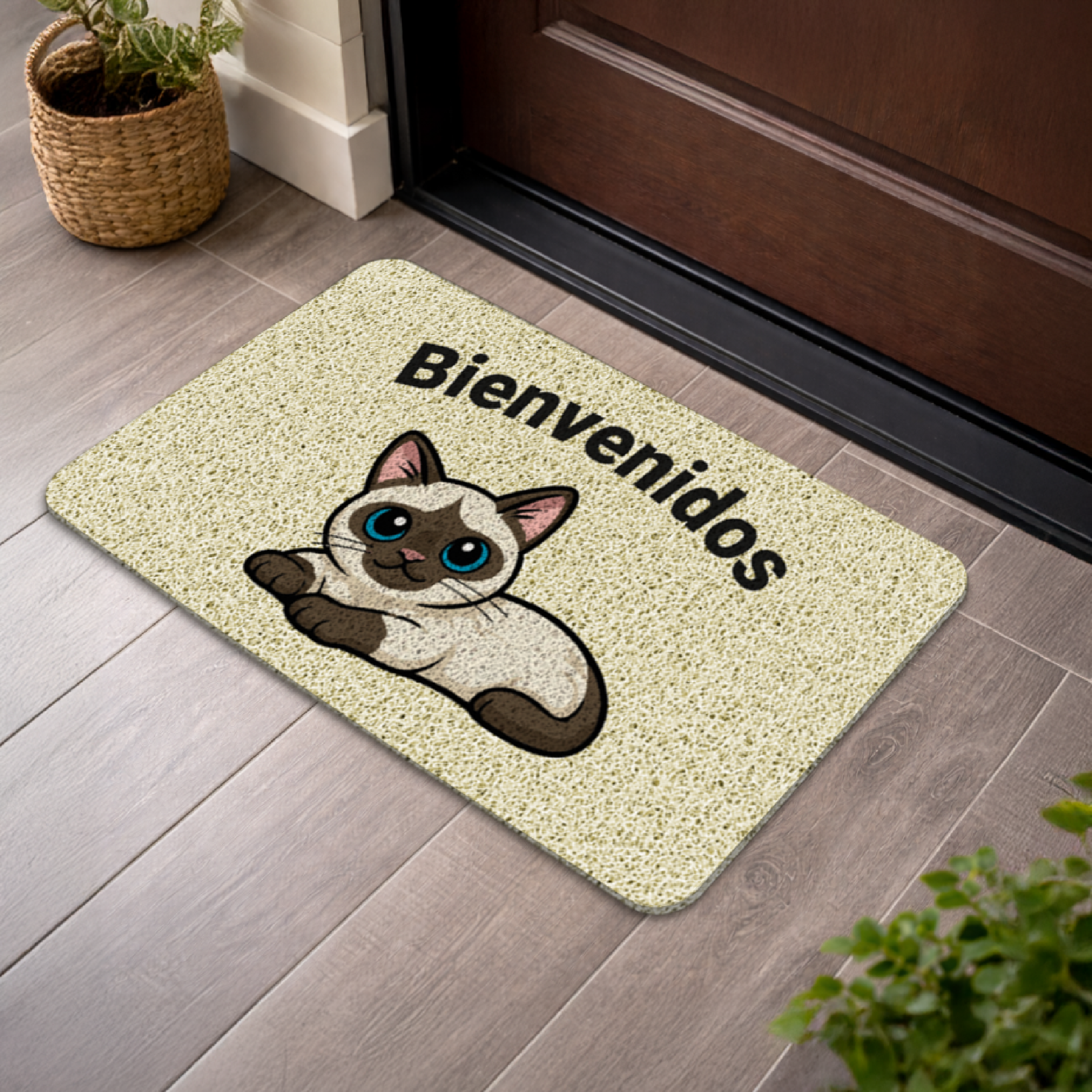 Tapete de entrada rectangular color crema con diseño de gato siamés acostado y la palabra Bienvenidos en letras negras, colocado frente a puerta de madera sobre piso de madera clara.