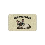 Tapete de entrada rectangular color crema con textura granulada, diseño de gato siamés acostado y texto "Bienvenidos" en negro. Ideal para limpiar zapatos al entrar.