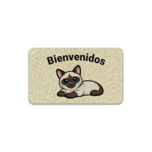 Tapete de entrada rectangular color crema con textura granulada, diseño de gato siamés acostado y texto "Bienvenidos" en negro. Ideal para limpiar zapatos al entrar.
