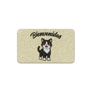 Tapete de entrada rectangular en fibra natural color crema con diseño de gato negro y blanco y la palabra Bienvenidos en letras negras.
