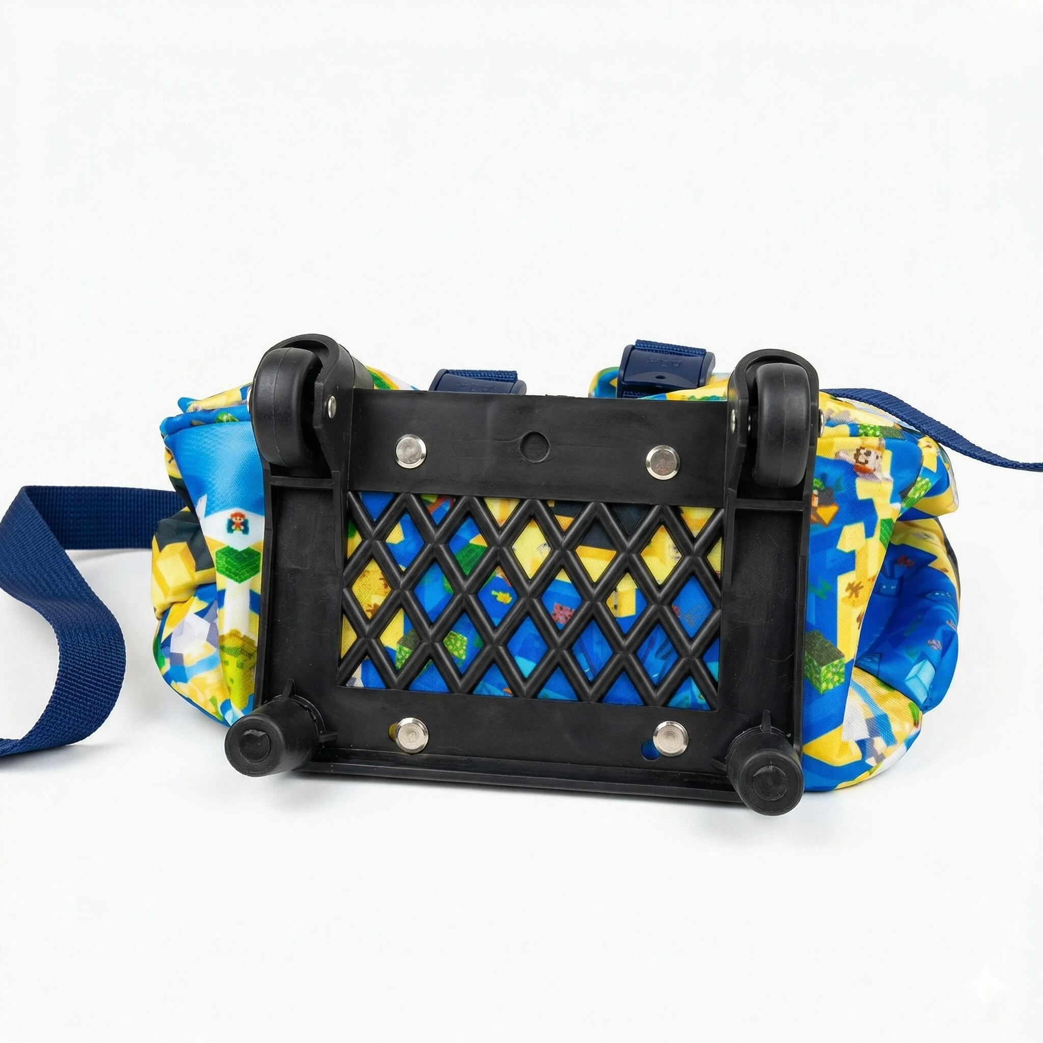Mochila escolar con rodillos Minecraft, vista trasera mostrando estructura negra de rejilla y ruedas, tela azul con estampado de personajes.