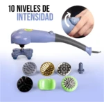 Masajeador corporal vibratorio en tono lila con mango gris, incluye ocho cabezales intercambiables de diferentes texturas y formas, además de un botón de control visible y detalle de uso manual.