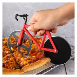Rebanador de pizza en forma de bicicleta, con ruedas negras y cuadro rojo, siendo usado para cortar una pizza sobre rejilla metálica.