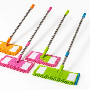 Cuatro traperos de microfibra con varillas metálicas de 1 metro, en colores naranja, rosa, verde y azul, diseñados para limpiar esquinas y rincones difíciles.