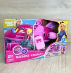 Juguete de Barbie en caja rosa con avioneta, maleta y figura de piloto; incluye accesorios para juego de rol en viajes de negocios.