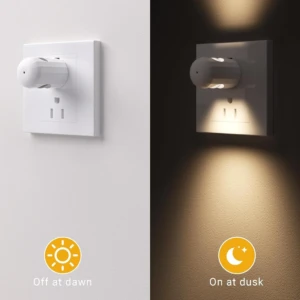 Luz LED enchufable automática con doble haz, en color blanco. Muestra funcionamiento diurno y nocturno, ideal para pasillos y baños.