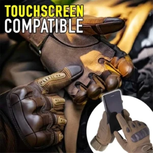 Guantes tácticos marrones con dedos reforzados, compatibles con pantallas táctiles, mostrando uso en smartphone.