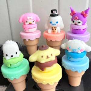 Set de cuatro marcadores en forma de helado con personajes de Sanrio: Cinnamoroll, Pompompurin, Kuromi y My Melody, cada uno sobre base de galleta con detalles en colores pastel.