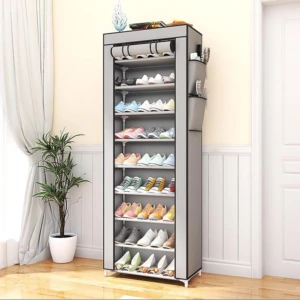 Zapatero de tela gris con estructura metálica, 10 niveles y puerta lateral, mostrando calzado organizado en interior iluminado.