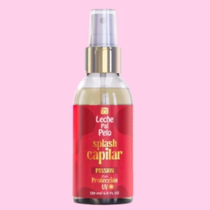 Botella de spray de 120 ml de Leche Pelo Splash Capilar Passion, con etiqueta roja y dorada sobre fondo rosa.