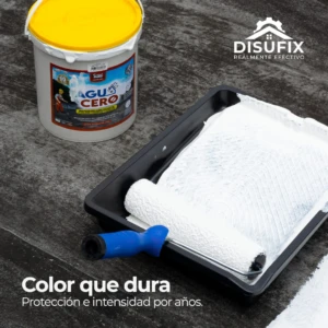 Bandeja de pintura con rodillo blanco y cubeta de impermeabilizante Cristal Muro, sobre superficie oscura.