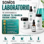 Anuncio publicitario de Abejas Group mostrando envases de productos cosméticos con etiquetas personalizadas, tubos, frascos y botellas sobre superficie blanca, junto a texto promocional sobre creación de marca desde cero.