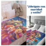 Cobija afelpada térmica Super Mario Bros en tonos vibrantes, con personajes principales sobre fondo azul y rosa, mostrada en dos ambientes: habitación infantil con conejo de peluche y dormitorio adulto con cabecero gris.