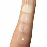 Cuatro tonos de base maquillaje Pantera Celeste aplicados en brazo, mostrando variaciones de color desde claro hasta oscuro.