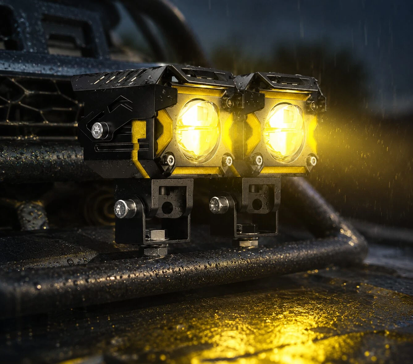 Faros LED Moto-Carro Jry-16 de 30W, color negro, instalados en barra frontal de vehículo, emitiendo luz amarilla intensa bajo lluvia.