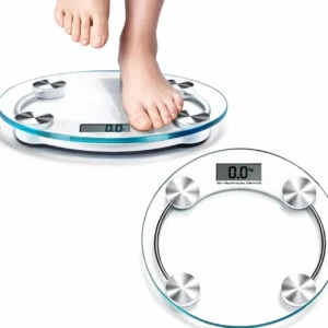 Báscula digital redonda de vidrio templado con pantalla LED, mostrando peso 0.0 kg, con pies descalzos sobre la superficie transparente y cuatro sensores metálicos en los bordes.