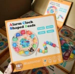 Caja naranja de reloj educativo de madera con bloques numerados y formas, para niños de 18 meses en adelante.