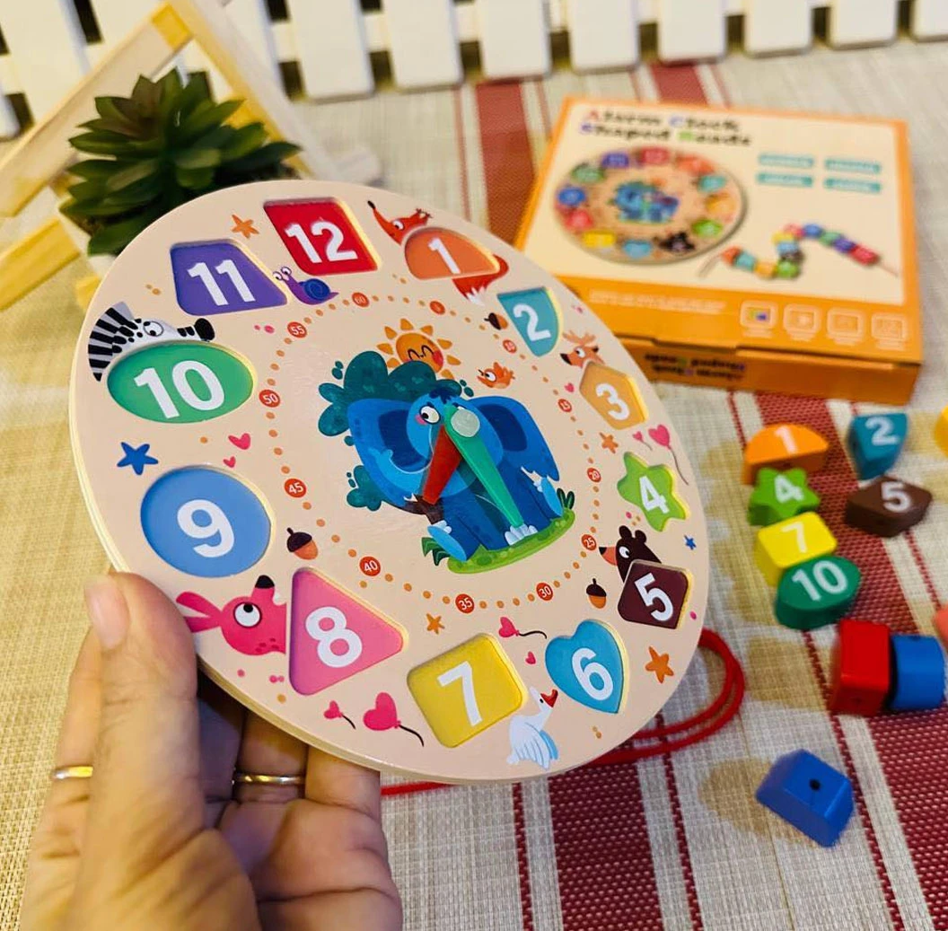 Reloj educativo de madera con bloques numerados y figuras, ideal para desarrollar motricidad fina y reconocimiento temprano de la hora en niños.