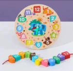 Reloj educativo de madera con bloques numerados y figuras animales, ideal para enseñar horas y desarrollar motricidad fina en niños.