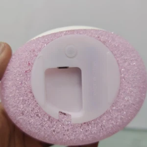 Vista inferior de lámpara de noche Sanrio Crystal Gloss con base rosa brillante y panel blanco con compartimento para pilas.