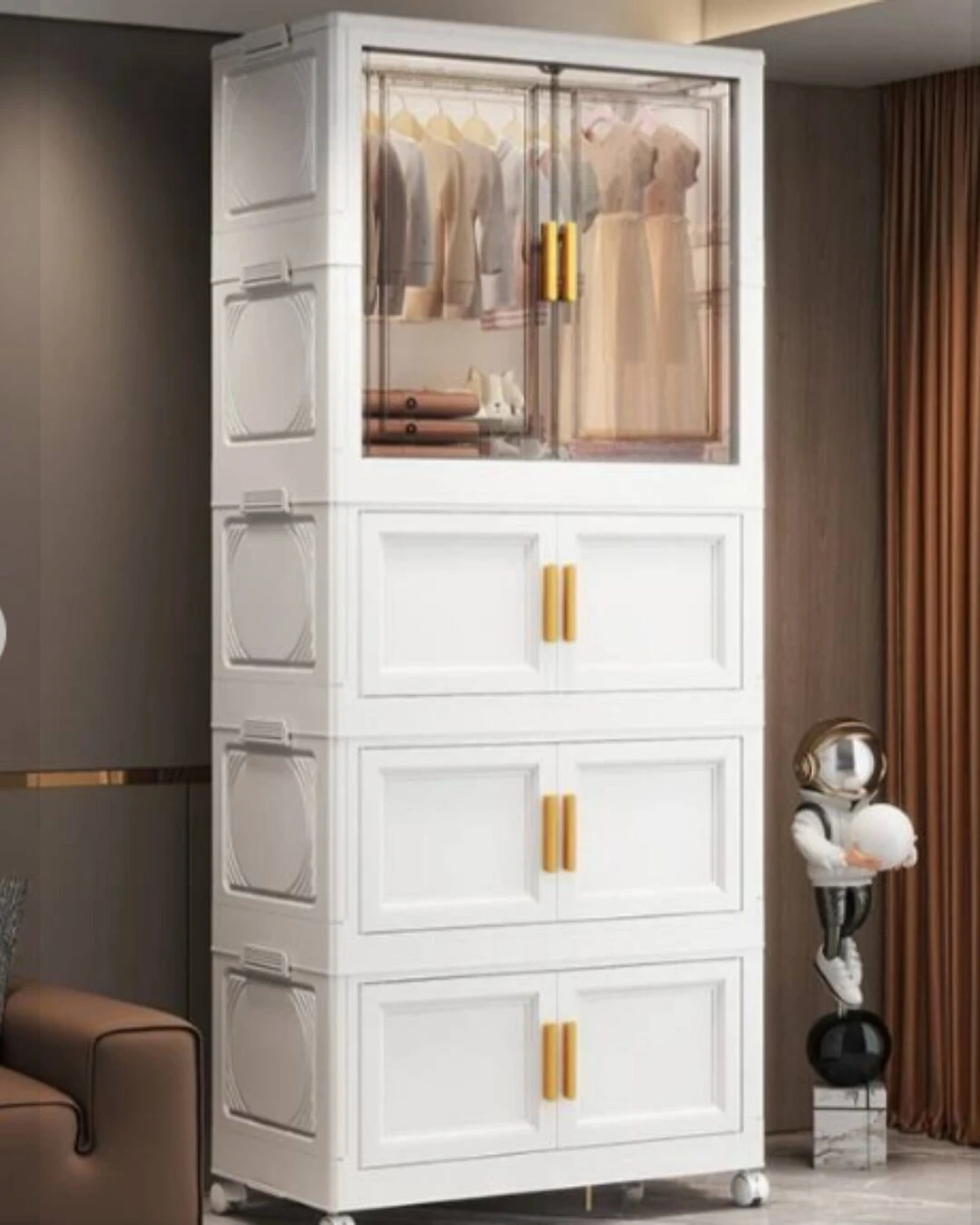 Organizador de plástico blanco con puertas transparentes y tiradores dorados, mostrando ropa colgada en el interior.