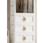 Organizador de plástico blanco con puertas transparentes y cuatro cajones, ideal para guardar ropa en espacios verticales.
